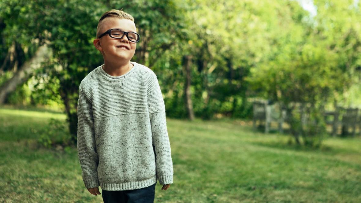 10 merkkiä, jotka kertovat lapsesi tarvitsevan silmälasit