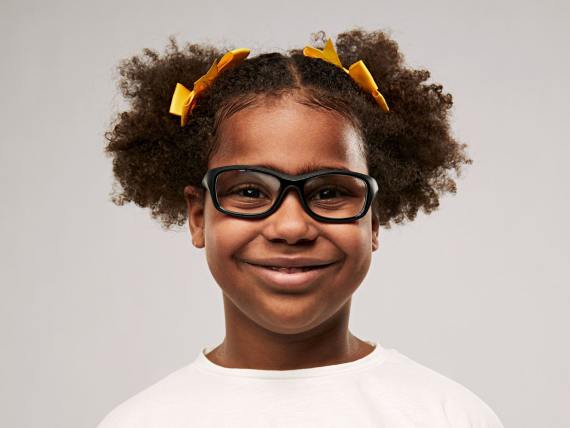 flicka i innebandyglasögon