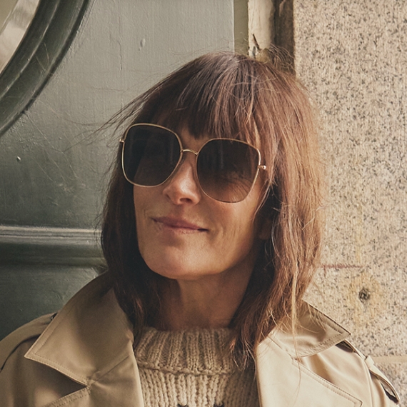 Kvinde med solbriller