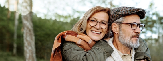 Dame holder om sin mand ude i naturen