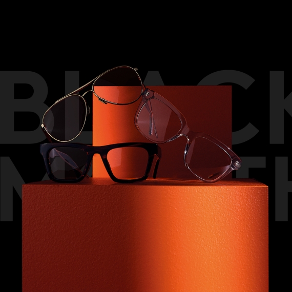 kvinde og barn tager synsprøve