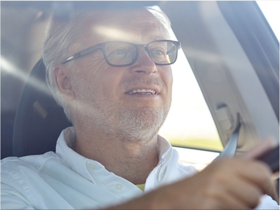 mand kører bil