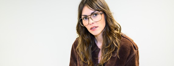 Nainen pilottisilmälaseissa