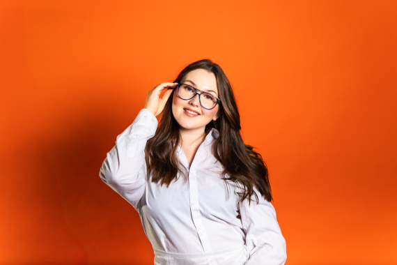 Sinen tausta ja silmälaseja