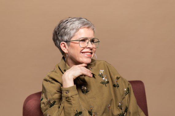 Mies ja nainen selät vastakkain. Molemmilla on silmälasit.