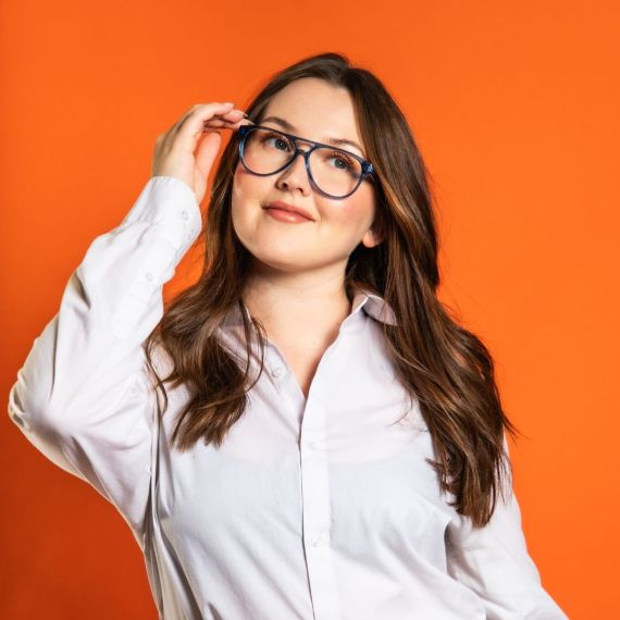 Oranssi lahjapaketti, jossa urheilulasit