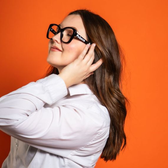 Oranssi lahjapaketti, jossa yhdet urheilulasit ja yhdet laskettelulasit