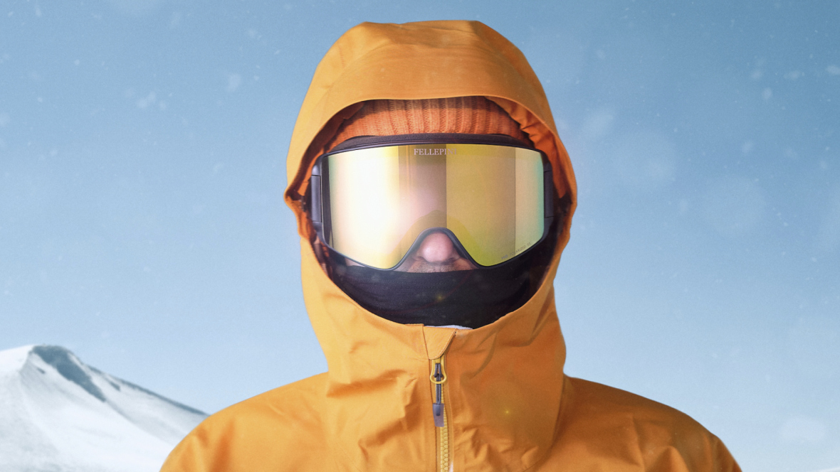 Man i skidglasögon och hjälm