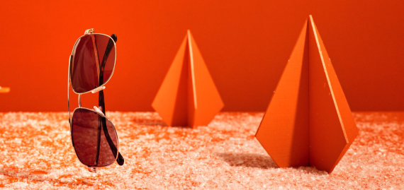 Oranssi tausta, aurinkolasit, lumisade