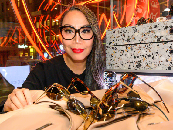 Wai Chan aurinkolasien kanssa