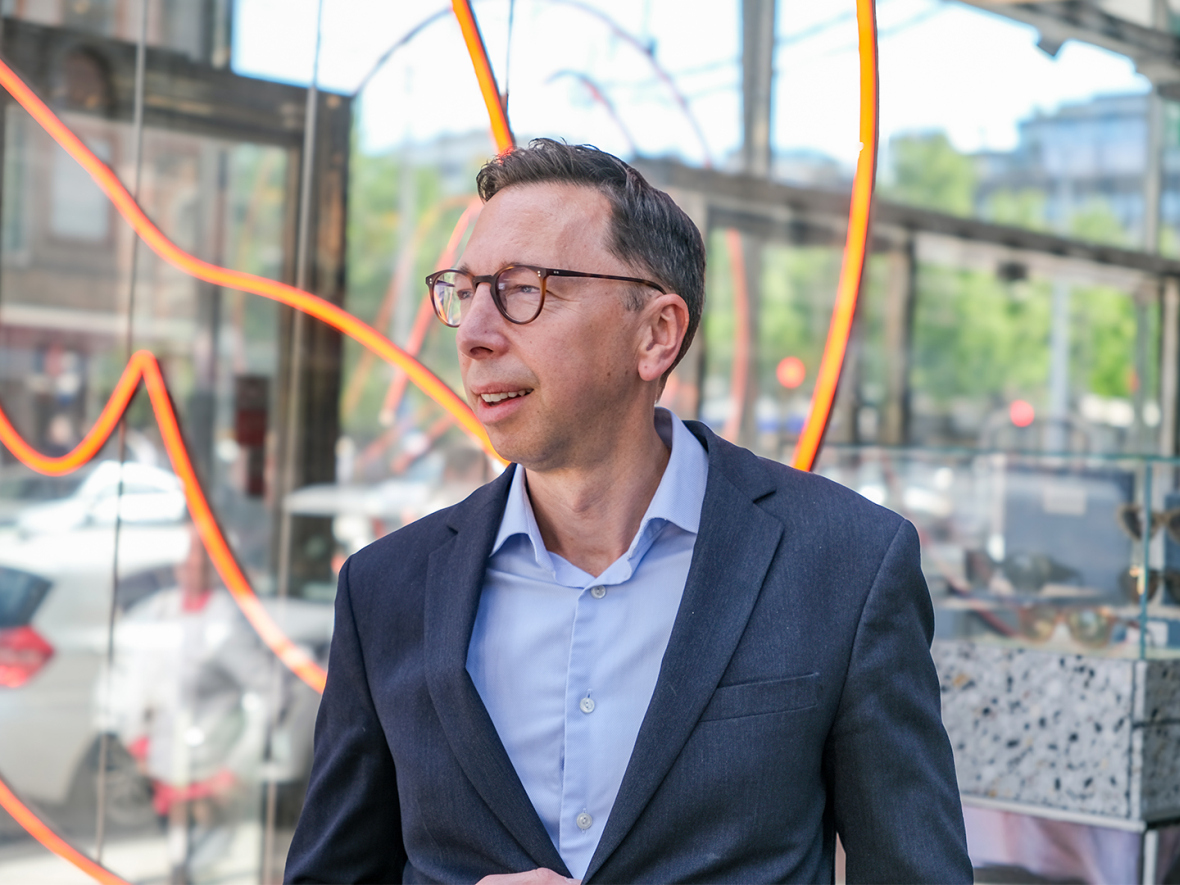 Andreas Koch med glasögon utanför en Synsambutik.