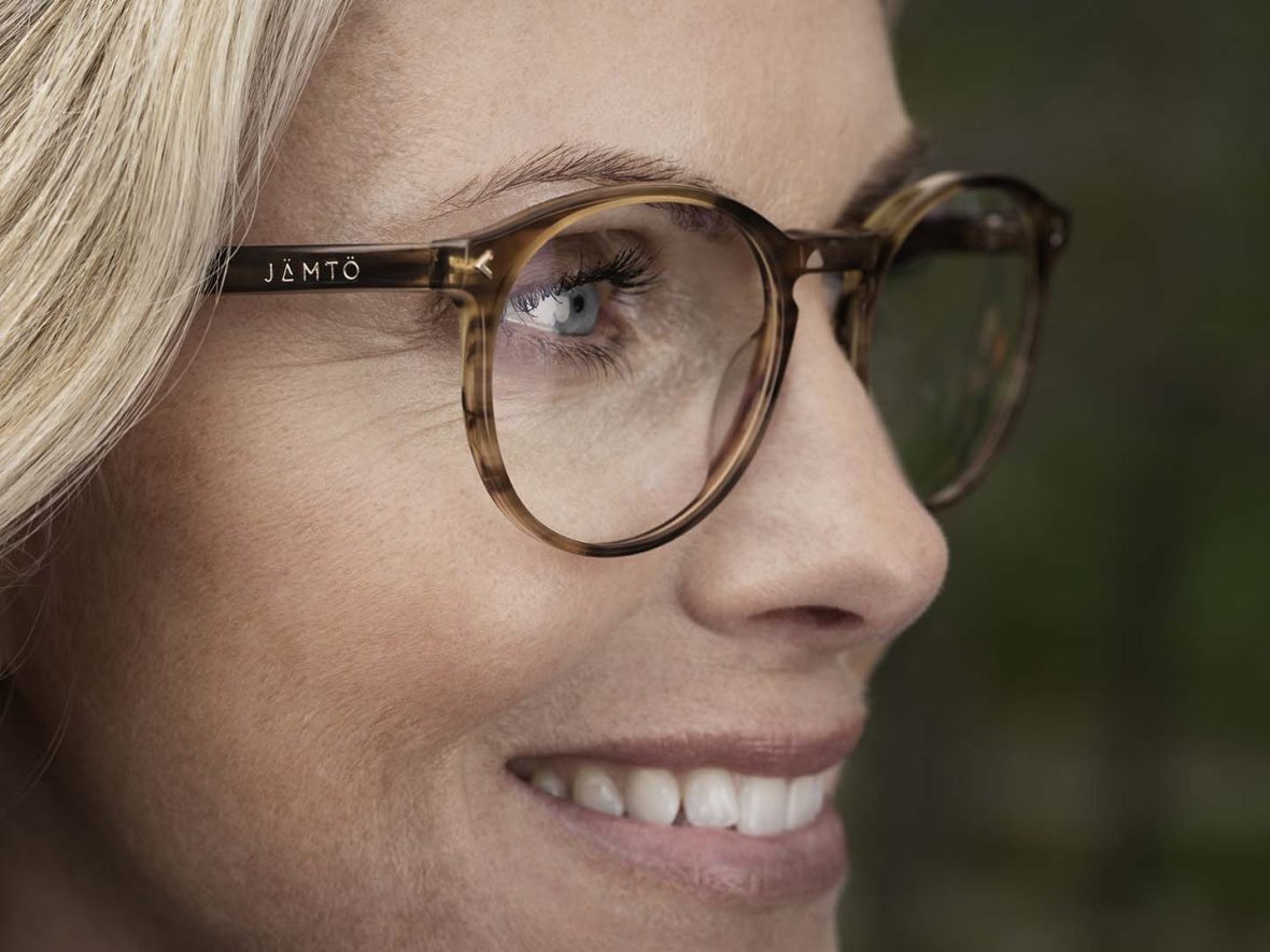 Kvinna med Jämtö glasögon
