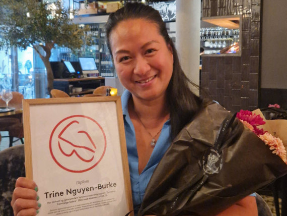 Bild på kvinna som håller diplom