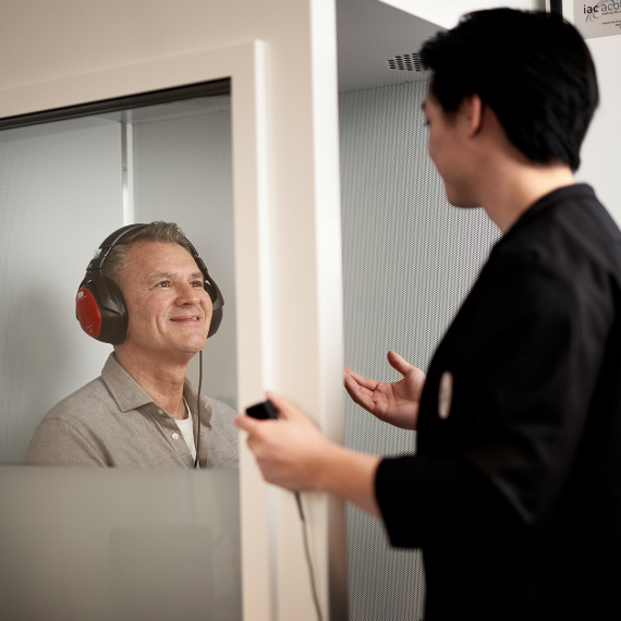 Man som genomför hörseltest