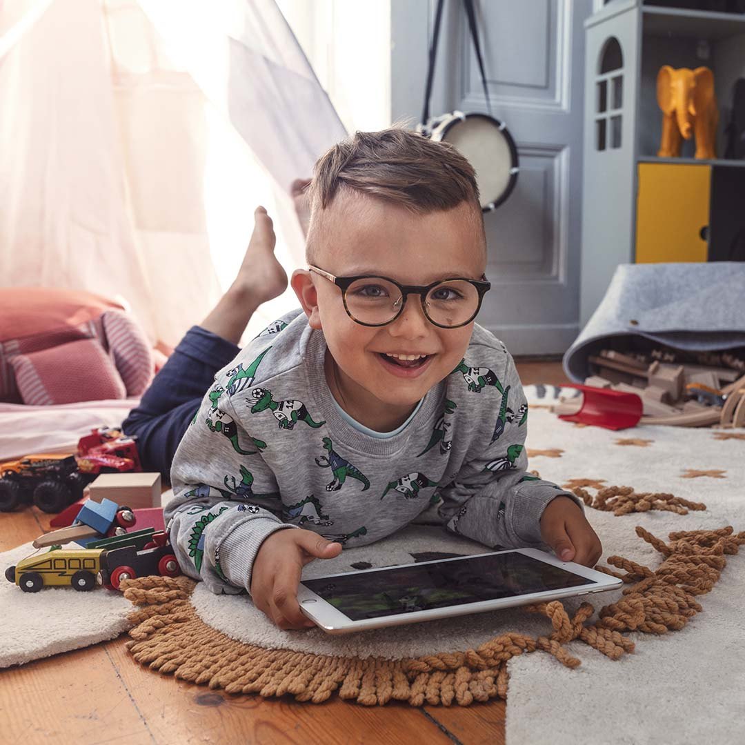 Barn med glasögon i lekrum